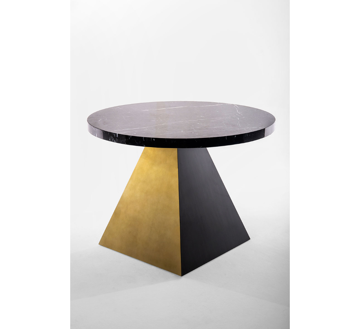 Обеденный стол REAGAN Andrew Martin, стоимость 472 245 руб.  Фотография 1